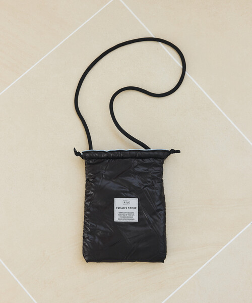 KiU（キウ）の「KiU×FREAK'S STORE/キウ×フリークスストア 別注 PUFFY DUAL FACE 2WAY SHOULDER BAG パフィ リバーシブル デュアルフェイス ショルダーバッグ（ショルダーバッグ・メンズ・シルバー/ブラック・ONE SIZE）」の3枚目の写真