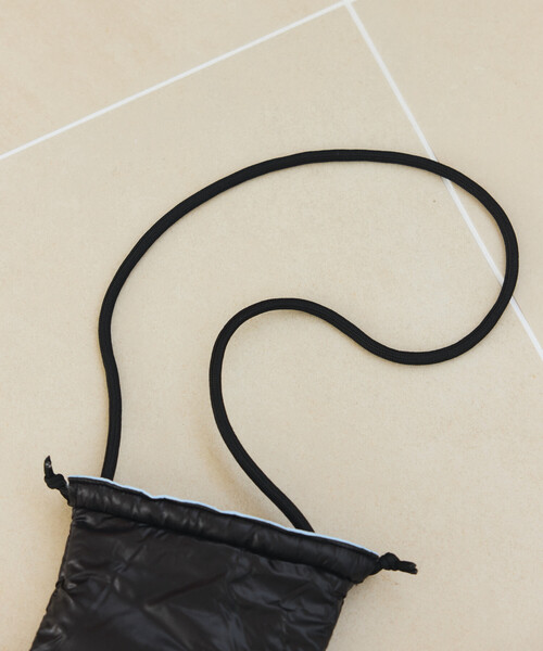 KiU（キウ）の「KiU×FREAK'S STORE/キウ×フリークスストア 別注 PUFFY DUAL FACE 2WAY SHOULDER BAG パフィ リバーシブル デュアルフェイス ショルダーバッグ（ショルダーバッグ・メンズ・シルバー/ブラック・ONE SIZE）」の5枚目の写真