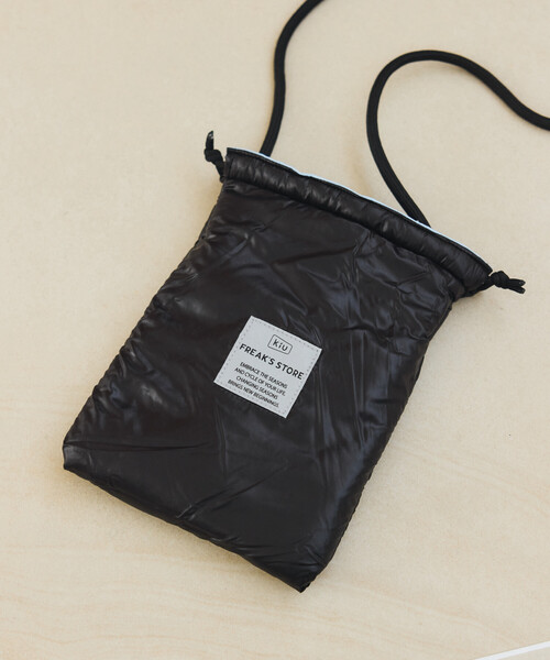 KiU（キウ）の「KiU×FREAK'S STORE/キウ×フリークスストア 別注 PUFFY DUAL FACE 2WAY SHOULDER BAG パフィ リバーシブル デュアルフェイス ショルダーバッグ（ショルダーバッグ・メンズ・シルバー/ブラック・ONE SIZE）」の6枚目の写真