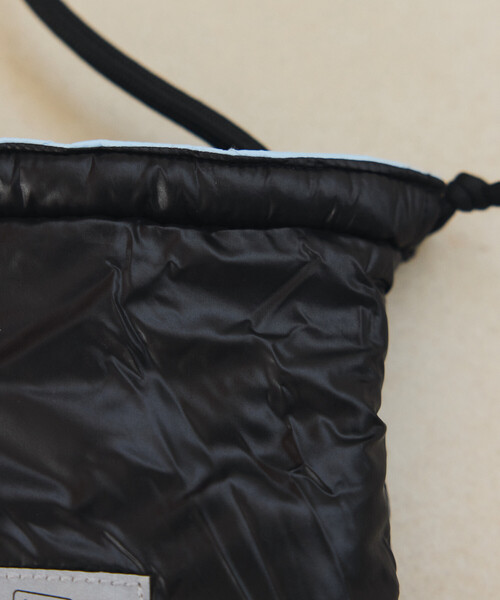 KiU（キウ）の「KiU×FREAK'S STORE/キウ×フリークスストア 別注 PUFFY DUAL FACE 2WAY SHOULDER BAG パフィ リバーシブル デュアルフェイス ショルダーバッグ（ショルダーバッグ・メンズ・シルバー/ブラック・ONE SIZE）」の8枚目の写真