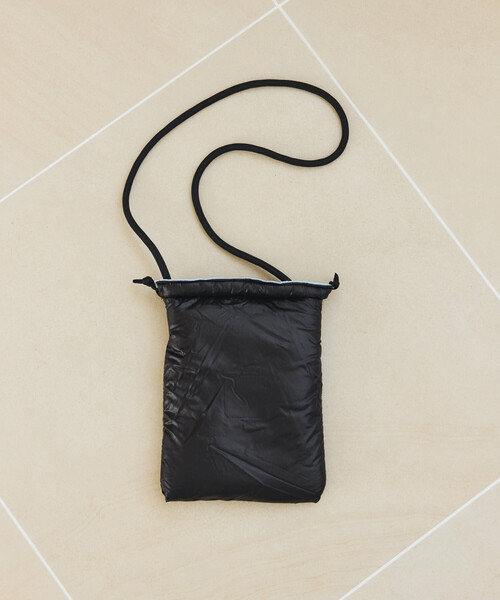 KiU（キウ）の「KiU×FREAK'S STORE/キウ×フリークスストア 別注 PUFFY DUAL FACE 2WAY SHOULDER BAG パフィ リバーシブル デュアルフェイス ショルダーバッグ（ショルダーバッグ・メンズ・シルバー/ブラック・ONE SIZE）」の9枚目の写真