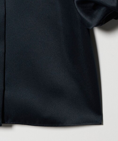 UNITED ARROWS（ユナイテッドアローズ）の「サテン バルーン ブラウス‐ウォッシャブル‐（シャツ/ブラウス・レディース・ブラック/ネイビー・FREE）」の14枚目の写真