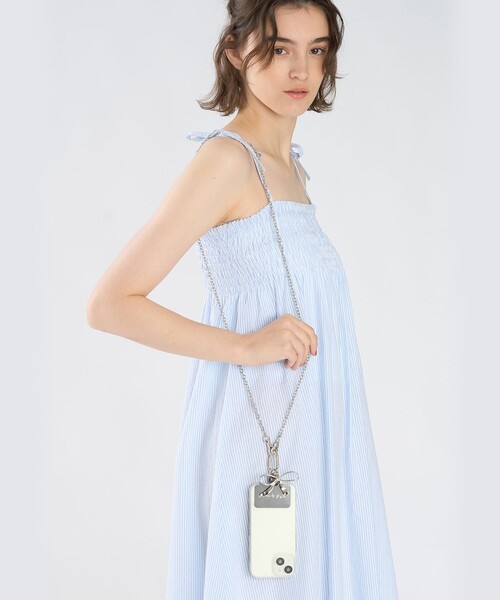 To b. by agnes b.(トゥービーバイアニエスベー)の「メタル リボン モバイルショルダー(キーケース/キーアクセサリー・レディース・シルバー系その他・FREE)」の2枚目の写真