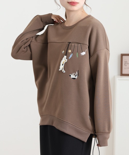 Quelle Chance(ケルシャンス)の「裾ドロストプルオーバー ぶらぶらネコモチーフ 長袖(Tシャツ/カットソー・レディース・ブラウン/キナリ/チャコールグレー・M/L)」の3枚目の写真
