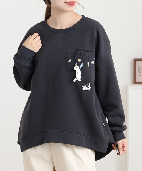 Quelle Chance(ケルシャンス)の「裾ドロストプルオーバー ぶらぶらネコモチーフ 長袖(Tシャツ/カットソー・レディース・ブラウン/キナリ/チャコールグレー・M/L)」の2枚目の写真