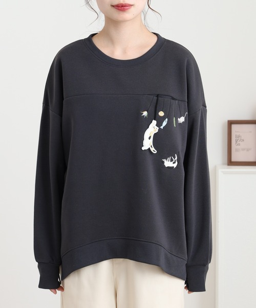 Quelle Chance(ケルシャンス)の「裾ドロストプルオーバー ぶらぶらネコモチーフ 長袖(Tシャツ/カットソー・レディース・ブラウン/キナリ/チャコールグレー・M/L)」の5枚目の写真