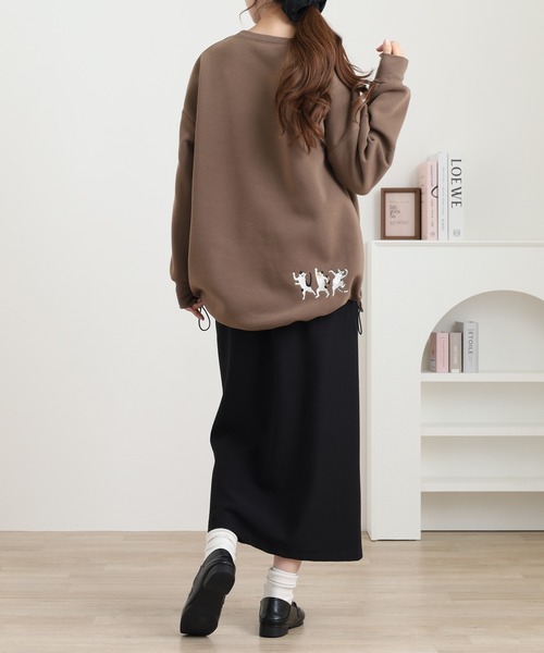 Quelle Chance(ケルシャンス)の「裾ドロストプルオーバー ぶらぶらネコモチーフ 長袖(Tシャツ/カットソー・レディース・ブラウン/キナリ/チャコールグレー・M/L)」の4枚目の写真