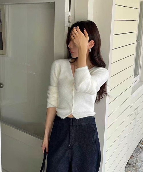 Chiina（チーナ）の「Chiina/Vネック　ショート丈ふわふわカーディガン（カーディガン/ボレロ・レディース・ベージュ/イエロー/ホワイト/ブラウン/ブルー/グレー・FREE）」の8枚目の写真