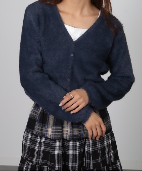 Chiina（チーナ）の「Chiina/Vネック　ショート丈ふわふわカーディガン（カーディガン/ボレロ・レディース・ベージュ/イエロー/ホワイト/ブラウン/ブルー/グレー・FREE）」の15枚目の写真