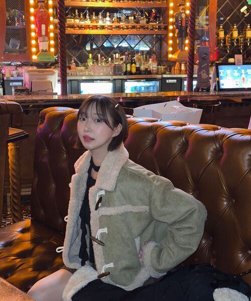 SOME PLACE（サムプレイス）の「ダッフルカラー スエード ショート ムートン ジャンパー [グリーン]（ムートンコート・レディース・グリーン・FREE）」の6枚目の写真
