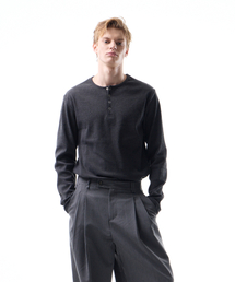 LEARVE（ルアブ）の「タイタン スナップ ヘンリーネック Tシャツ チャコール（Tシャツ/カットソー）」