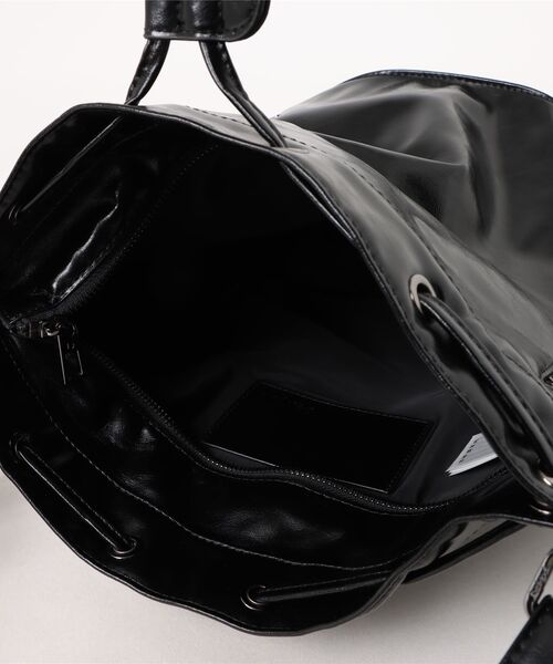 Desigual（デシグアル）の「光沢レザー ドローストリング バケットバッグ（バックパック/リュック・レディース・ブラック・FREE）」の3枚目の写真