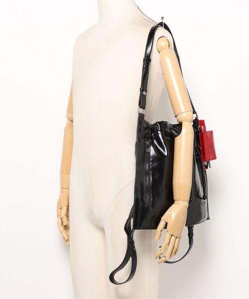 Desigual（デシグアル）の「光沢レザー ドローストリング バケットバッグ（バックパック/リュック・レディース・ブラック・FREE）」の11枚目の写真