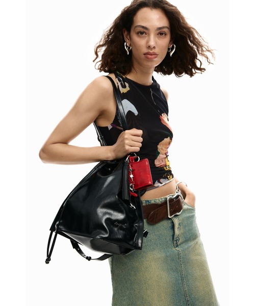Desigual（デシグアル）の「光沢レザー ドローストリング バケットバッグ（バックパック/リュック・レディース・ブラック・FREE）」の10枚目の写真
