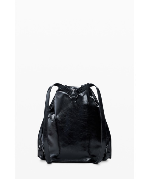 Desigual（デシグアル）の「光沢レザー ドローストリング バケットバッグ（バックパック/リュック・レディース・ブラック・FREE）」の6枚目の写真