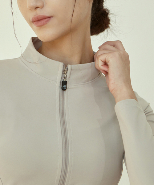 DEVIWEAR(デヴィウェア)の「女性ヨガウェア DEVI-O0011-ベージュ ピラティスベニット ハーフネック クロップジップアップ(ジャージ・レディース・ベージュ・SMALL/MEDIUM/LARGE)」の4枚目の写真