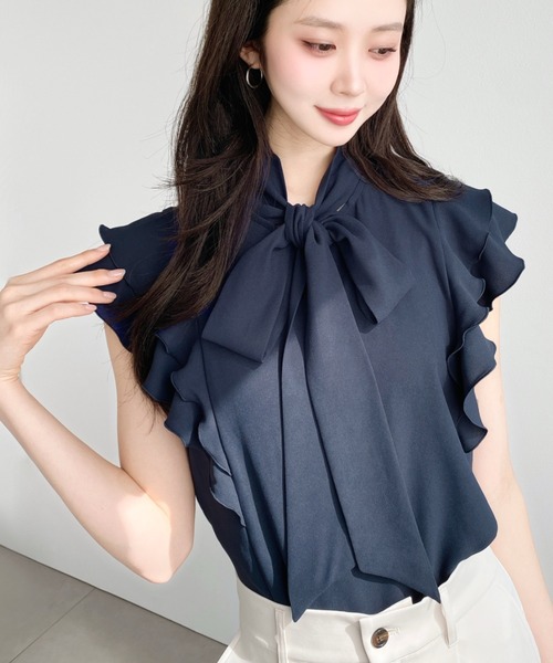 moment+(モーメントプラス)の「厚手シフォンラッフルフリルボウタイブラウス(シャツ/ブラウス・レディース・ネイビー/オフホワイト/ライトベージュ/ブラック・M)」の4枚目の写真