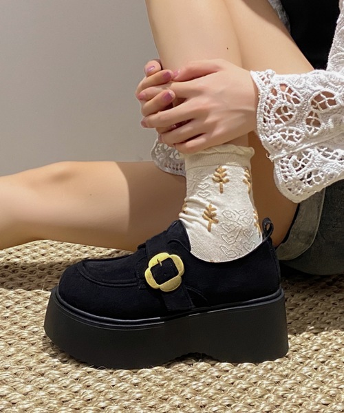 Lace Ladies(レースレディース)の「スエードタッチ フラワー ベルト付 厚底 ローファー(ローファー・レディース・グレイッシュベージュ/ブラック/ベージュ・22.5cm/23cm/23.5cm/24cm/24.5cm/25cm)」の2枚目の写真