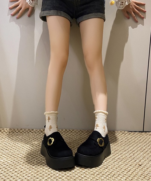 Lace Ladies(レースレディース)の「スエードタッチ フラワー ベルト付 厚底 ローファー(ローファー・レディース・グレイッシュベージュ/ブラック/ベージュ・22.5cm/23cm/23.5cm/24cm/24.5cm/25cm)」の4枚目の写真