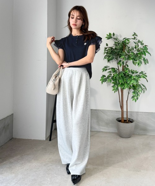 mily bilet(ミウィビレット)の「【mily bilet】ふわっと華やか、でも凛と。胸刺繍袖フリルコンパクトヘンリーネックTシャツ(半袖)(Tシャツ/カットソー・レディース・ネイビー/オートミール/オフホワイト・LARGE/MEDIUM/SMALL/X-LARGE)」の9枚目の写真