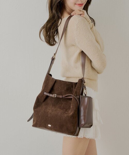 Chico(チコ)の「スマホポーチ付きベルトデザインショルダーバッグ(ショルダーバッグ・レディース・ベージュ/ブラック/アイボリー/ブラウン・FREE)」の1枚目の写真