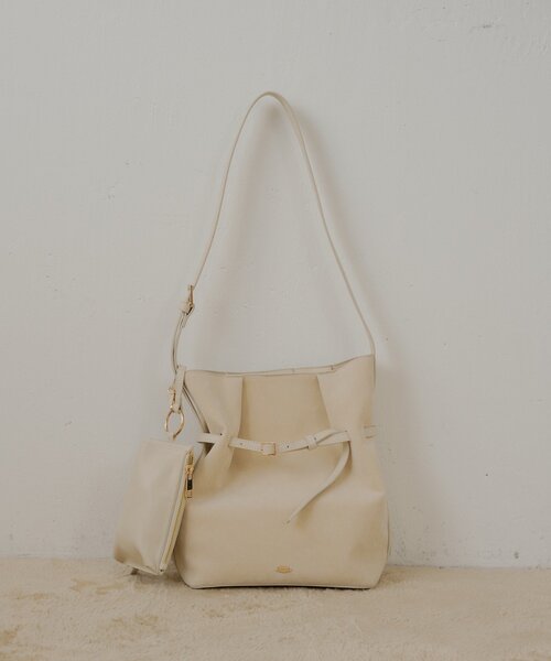 Chico(チコ)の「スマホポーチ付きベルトデザインショルダーバッグ(ショルダーバッグ・レディース・ベージュ/ブラック/アイボリー/ブラウン・FREE)」の2枚目の写真