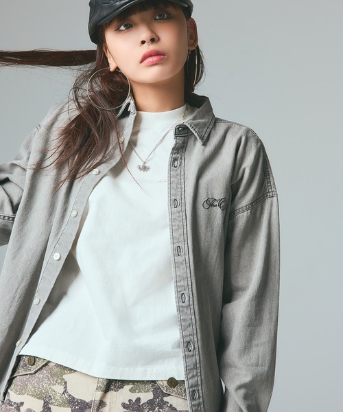 X-girl（エックスガール）の「SCRIPT LOGO BLEACHED DENIM SHIRT（シャツ/ブラウス・レディース・ブラック/ライトインディゴブルー・S/M）」の10枚目の写真