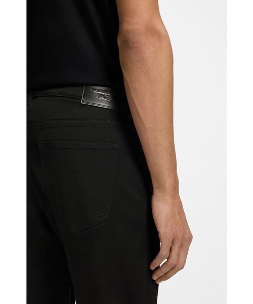 BOSS(ボス)の「Porsche x BOSS テーパードフィットパンツ(スラックス・メンズ・ブラック・32/32/31/32/30/32/33/32/29/32)」の2枚目の写真
