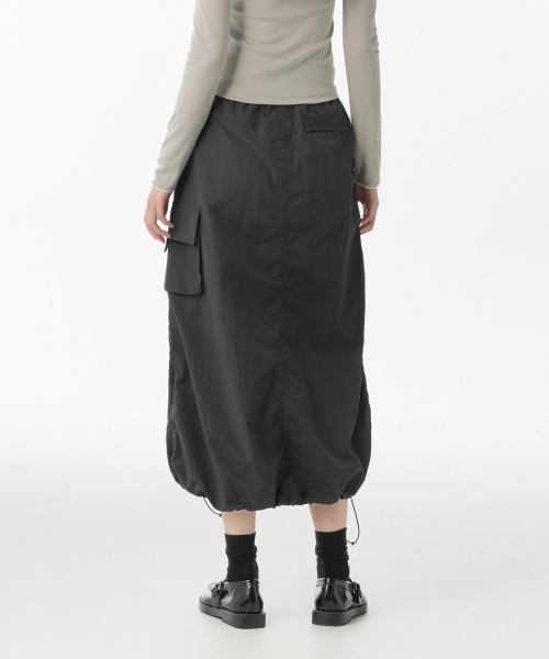 MUSINSA STANDARD WOMAN（ムシンサスタンダードウーマン）の「ウィメンズナイロンパラシュートスカート[ダークグレー]（スカート・レディース・その他・LARGE/MEDIUM/X-SMALL/SMALL）」の2枚目の写真