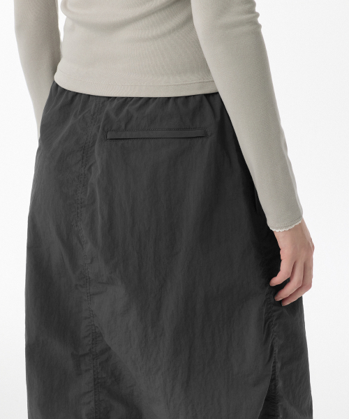 MUSINSA STANDARD WOMAN（ムシンサスタンダードウーマン）の「ウィメンズナイロンパラシュートスカート[ダークグレー]（スカート・レディース・その他・LARGE/MEDIUM/X-SMALL/SMALL）」の6枚目の写真