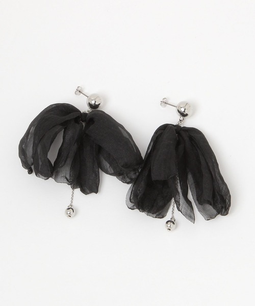 LOWRYS FARM（ローリーズファーム）の「シフォンフラワーピアス　641374（ピアス（両耳用）・レディース・ブラック/アイボリー・FREE）」の2枚目の写真