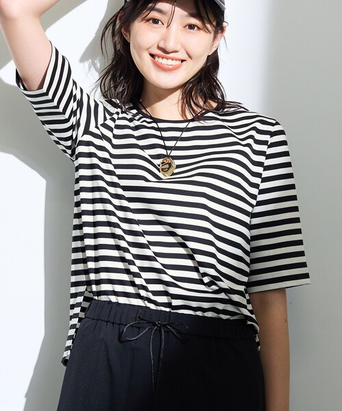 INDIVI(インディヴィ)の「【抗菌防臭/消臭】上品光沢コットンTシャツ(Tシャツ/カットソー・レディース・ホワイト/ブラック/サンドベージュ/ブラック系2・38/34/15 /13/05)」の4枚目の写真