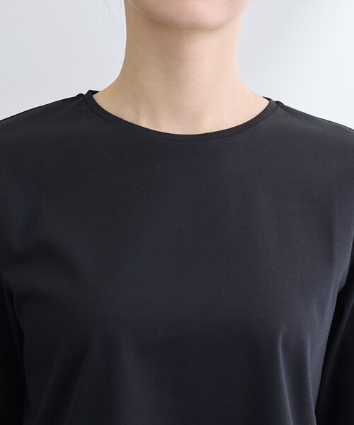 INDIVI(インディヴィ)の「【抗菌防臭/消臭】上品光沢コットンTシャツ(Tシャツ/カットソー・レディース・ホワイト/ブラック/サンドベージュ/ブラック系2・38/34/15 /13/05)」の6枚目の写真
