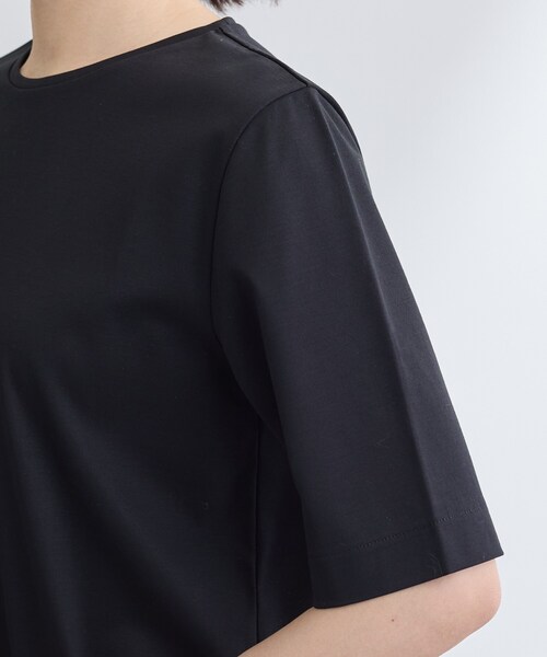 INDIVI(インディヴィ)の「【抗菌防臭/消臭】上品光沢コットンTシャツ(Tシャツ/カットソー・レディース・ホワイト/ブラック/サンドベージュ/ブラック系2・38/34/15 /13/05)」の7枚目の写真