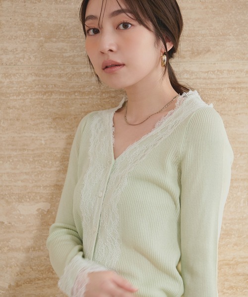 natural couture(ナチュラルクチュール)の「リバーレースVネックカーデ(カーディガン/ボレロ・レディース・サックスブルー/オレンジ系その他/オフホワイト/ネイビー/ミント/ラベンダー・FREE)」の3枚目の写真