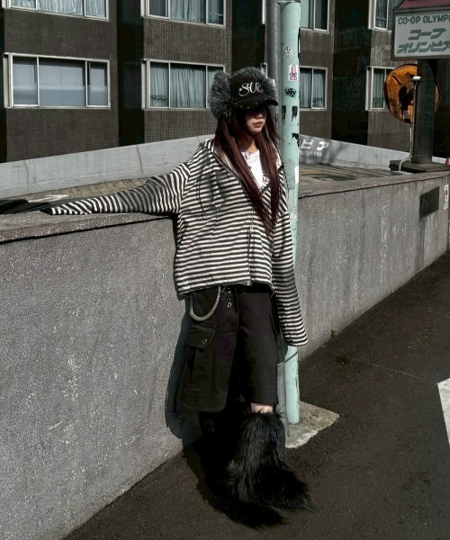 Never mind the XU（ネバーマインドザエックスユー）の「【Never mind the XU】spray cross zip up hoodie / 【ネバーマインド ザ エックスユー】スプレークロスジップパーカー（パーカー・メンズ・チャコール/ブラック×ホワイト/レッド・ONE SIZE）」の2枚目の写真