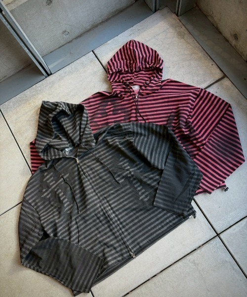 Never mind the XU（ネバーマインドザエックスユー）の「【Never mind the XU】spray cross zip up hoodie / 【ネバーマインド ザ エックスユー】スプレークロスジップパーカー（パーカー・メンズ・チャコール/ブラック×ホワイト/レッド・ONE SIZE）」の18枚目の写真