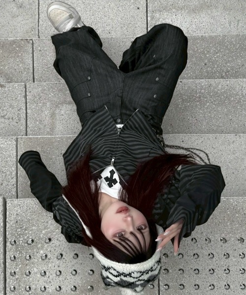 Never mind the XU（ネバーマインドザエックスユー）の「【Never mind the XU】spray cross zip up hoodie / 【ネバーマインド ザ エックスユー】スプレークロスジップパーカー（パーカー・メンズ・チャコール/ブラック×ホワイト/レッド・ONE SIZE）」の19枚目の写真