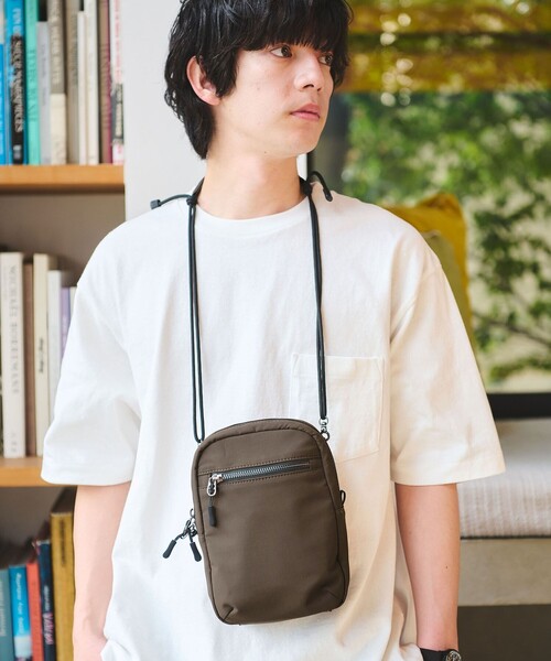 green label relaxing(グリーンレーベルリラクシング)の「【WEB限定】マット リップストップ ミニ ショルダー バッグ -撥水-(ショルダーバッグ・メンズ・ブラック/ダークブラウン・FREE)」の2枚目の写真