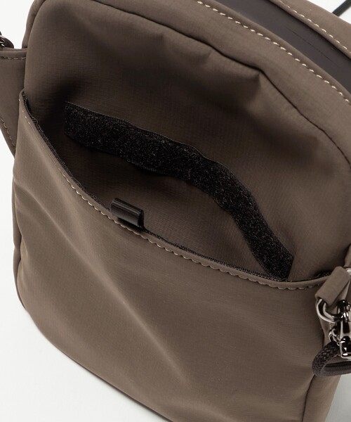 green label relaxing(グリーンレーベルリラクシング)の「【WEB限定】マット リップストップ ミニ ショルダー バッグ -撥水-(ショルダーバッグ・メンズ・ブラック/ダークブラウン・FREE)」の13枚目の写真