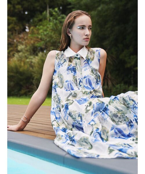 ELENDEEK(エレンディーク)の「シェイドフラワーティアードワンピース(ワンピース・レディース・ブラック/ブルー・01/02)」の2枚目の写真