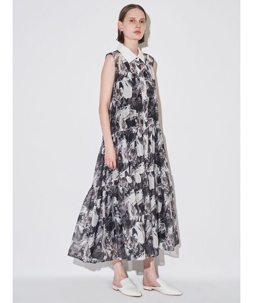 ELENDEEK(エレンディーク)の「シェイドフラワーティアードワンピース(ワンピース・レディース・ブラック/ブルー・01/02)」の1枚目の写真