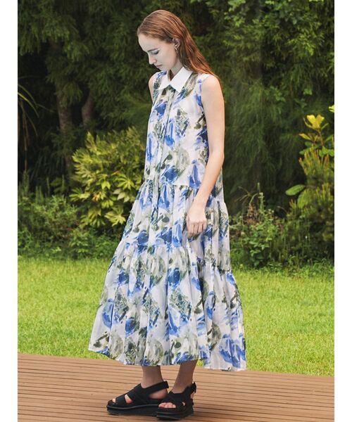 ELENDEEK(エレンディーク)の「シェイドフラワーティアードワンピース(ワンピース・レディース・ブラック/ブルー・01/02)」の3枚目の写真