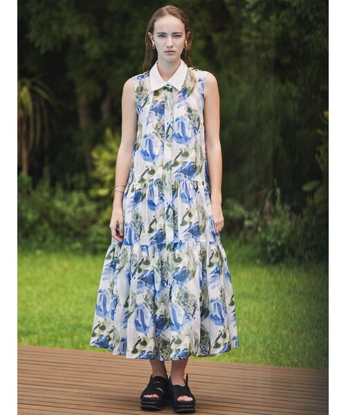 ELENDEEK(エレンディーク)の「シェイドフラワーティアードワンピース(ワンピース・レディース・ブラック/ブルー・01/02)」の4枚目の写真