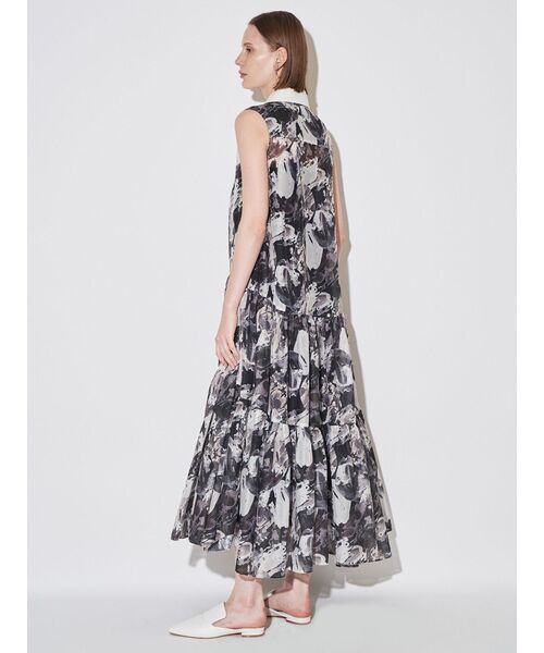 ELENDEEK(エレンディーク)の「シェイドフラワーティアードワンピース(ワンピース・レディース・ブラック/ブルー・01/02)」の14枚目の写真