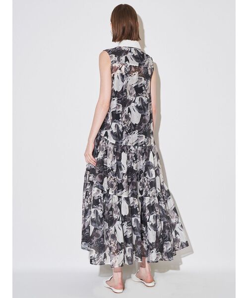 ELENDEEK(エレンディーク)の「シェイドフラワーティアードワンピース(ワンピース・レディース・ブラック/ブルー・01/02)」の15枚目の写真