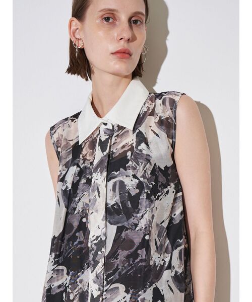 ELENDEEK(エレンディーク)の「シェイドフラワーティアードワンピース(ワンピース・レディース・ブラック/ブルー・01/02)」の16枚目の写真