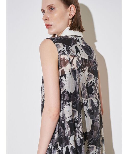 ELENDEEK(エレンディーク)の「シェイドフラワーティアードワンピース(ワンピース・レディース・ブラック/ブルー・01/02)」の17枚目の写真