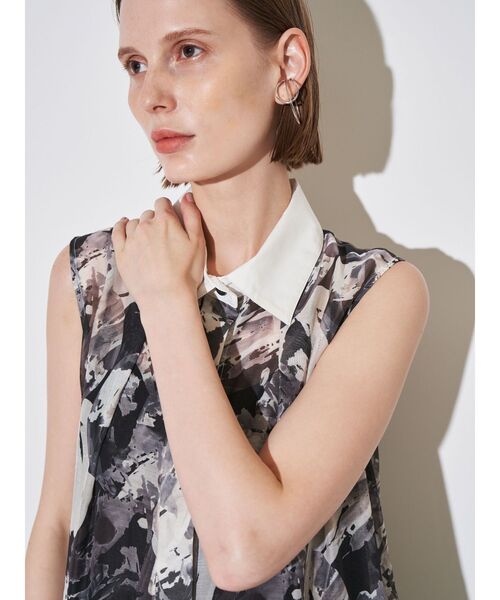 ELENDEEK(エレンディーク)の「シェイドフラワーティアードワンピース(ワンピース・レディース・ブラック/ブルー・01/02)」の18枚目の写真