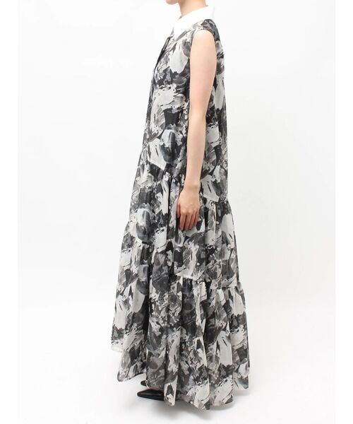 ELENDEEK(エレンディーク)の「シェイドフラワーティアードワンピース(ワンピース・レディース・ブラック/ブルー・01/02)」の20枚目の写真